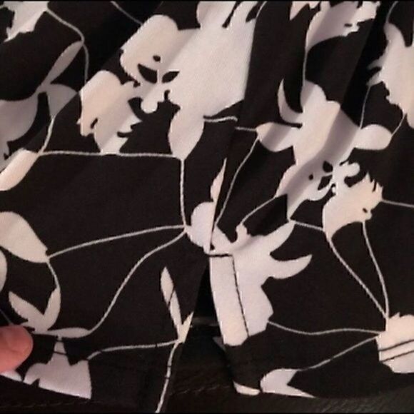 NWT. TRANQUILITY BLACK AND WHITE SKORT  - Picture 5 of 8